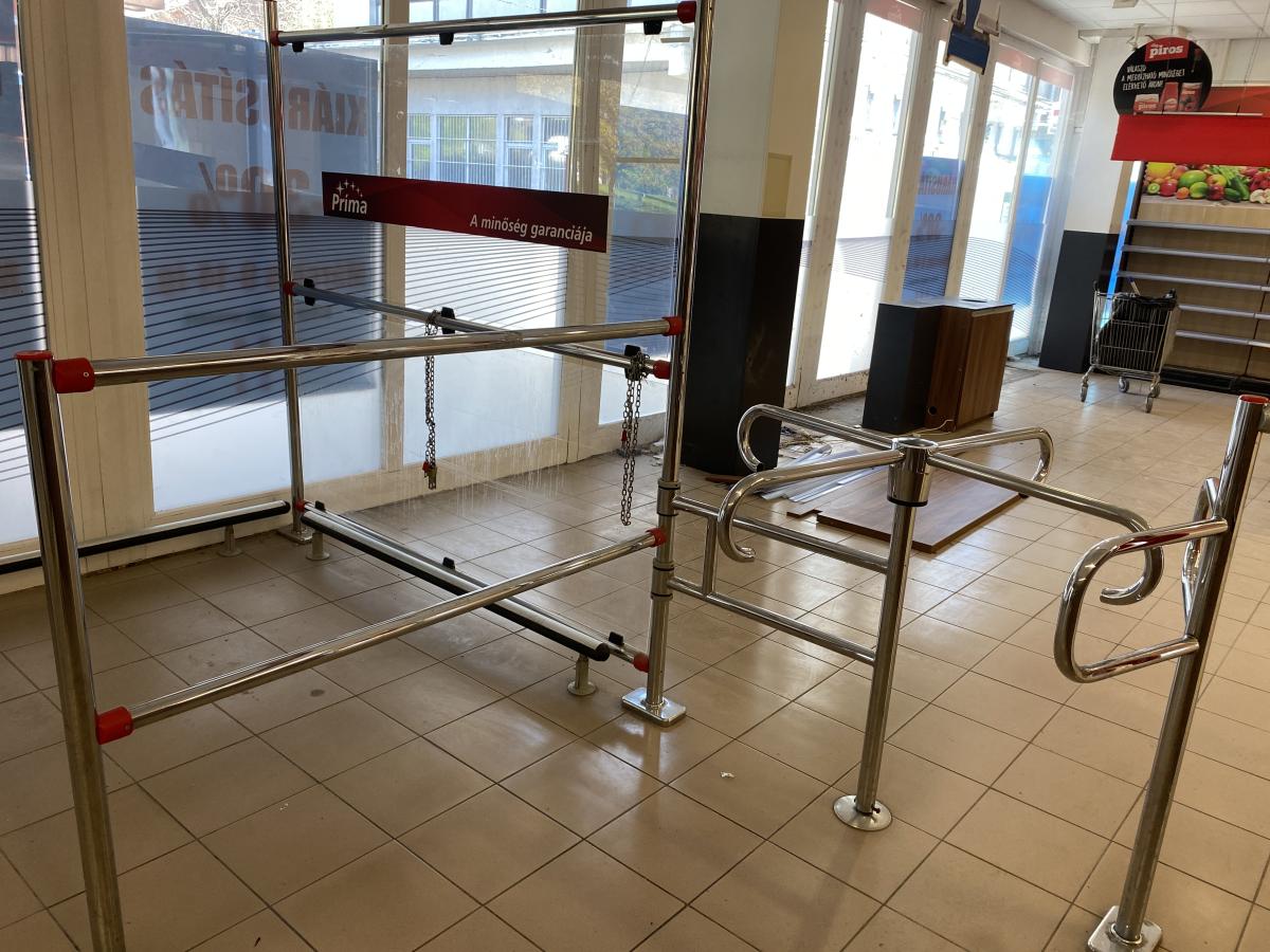 Vevőbeenegedő plexifallal – termékfotó alulnézet