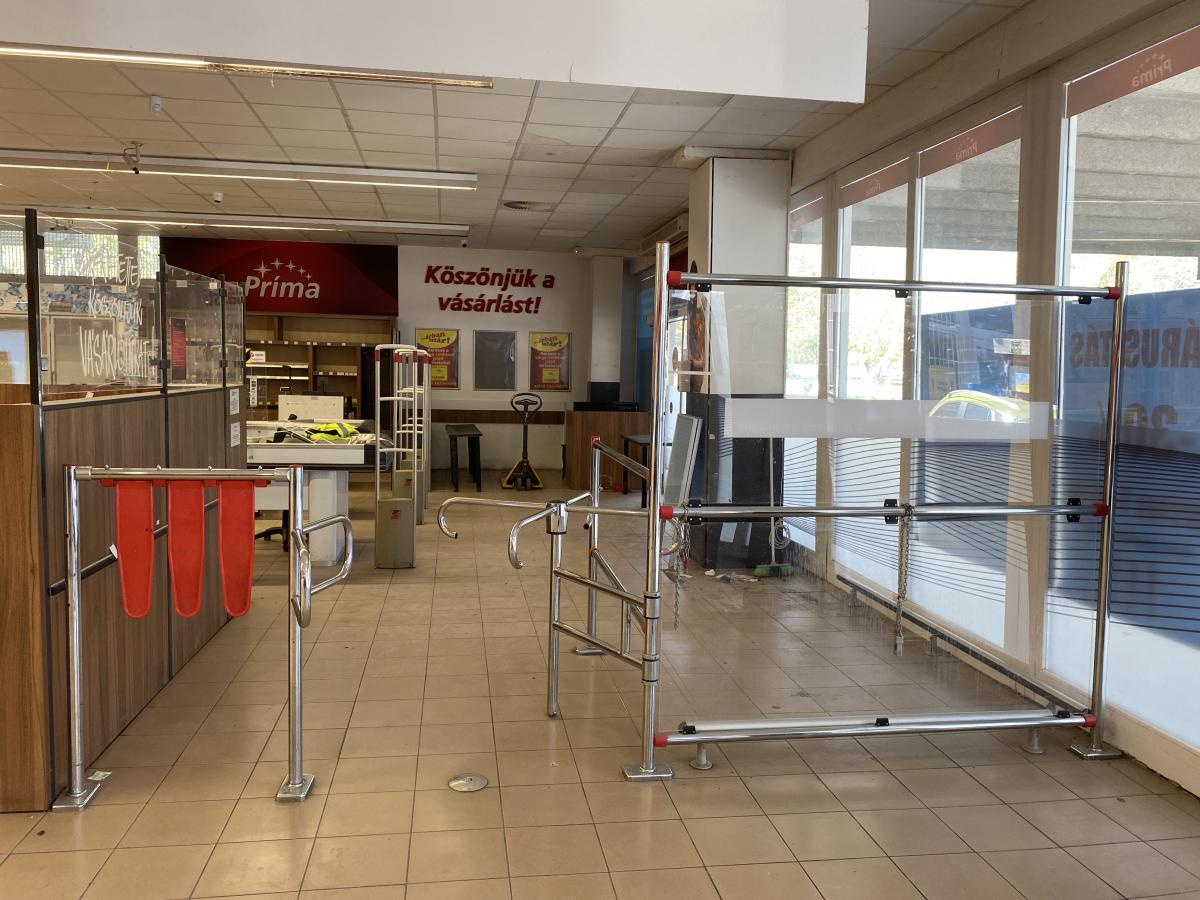 Vevőbeenegedő plexifallal – termékfotó 45° nézet