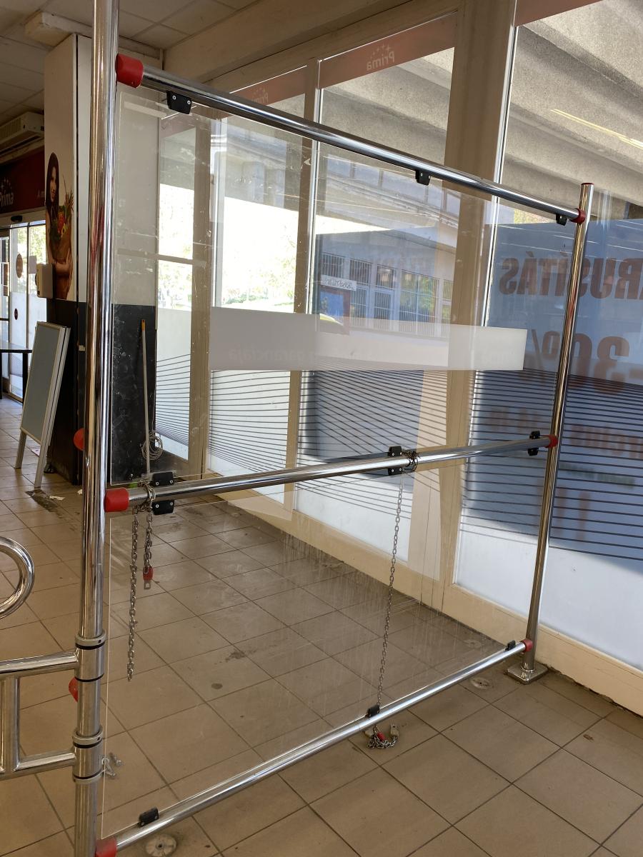 Vevőbeenegedő plexifallal – termékfotó részlet