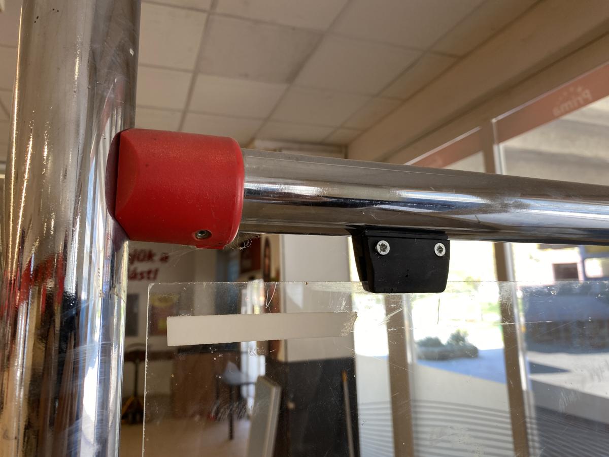 Vevőbeenegedő plexifallal – termékfotó csomagolás