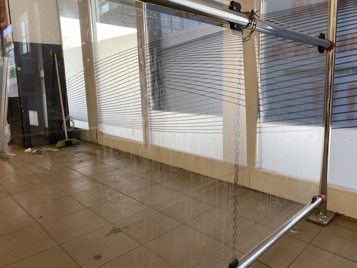 Vevőbeenegedő plexifallal – termékfotó használat közben