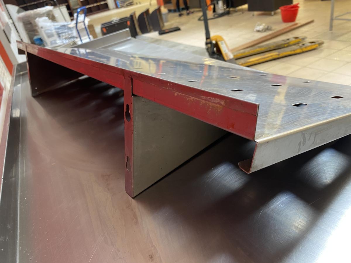 Rozsdamentes perforált falipolc 120*40 – termékfotó jobb oldalról