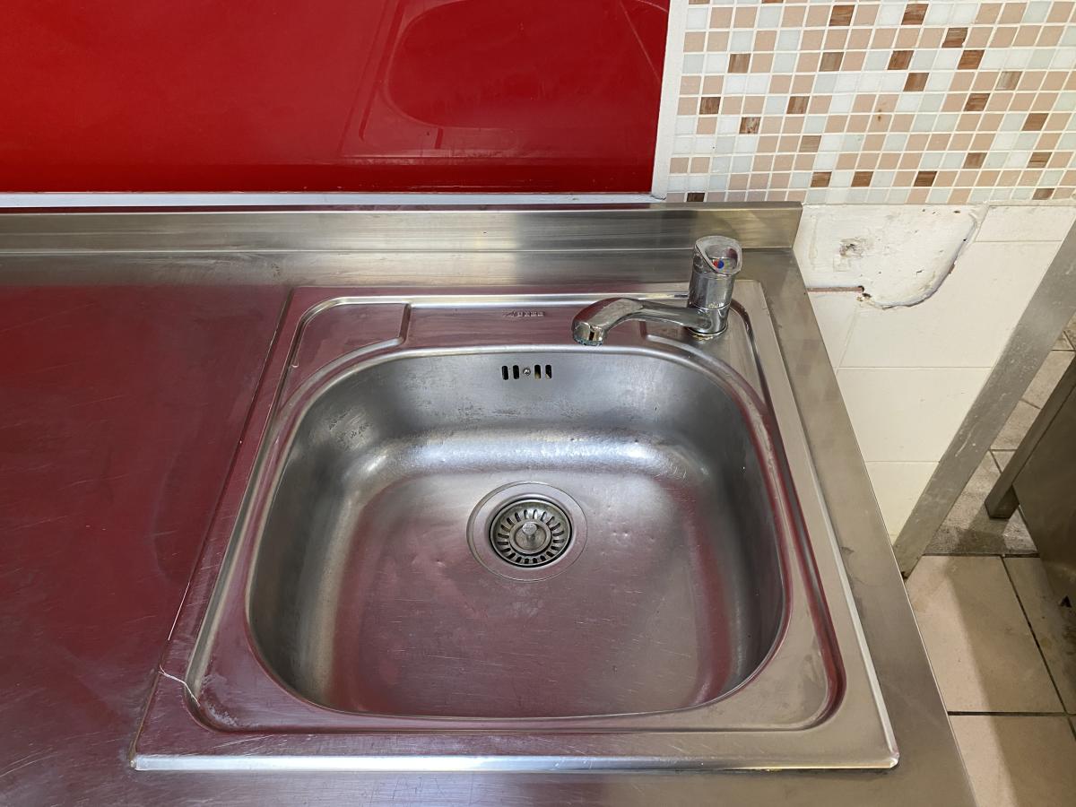 Rozsdamentes munkaasztal 160*60 – termékfotó bal oldalról