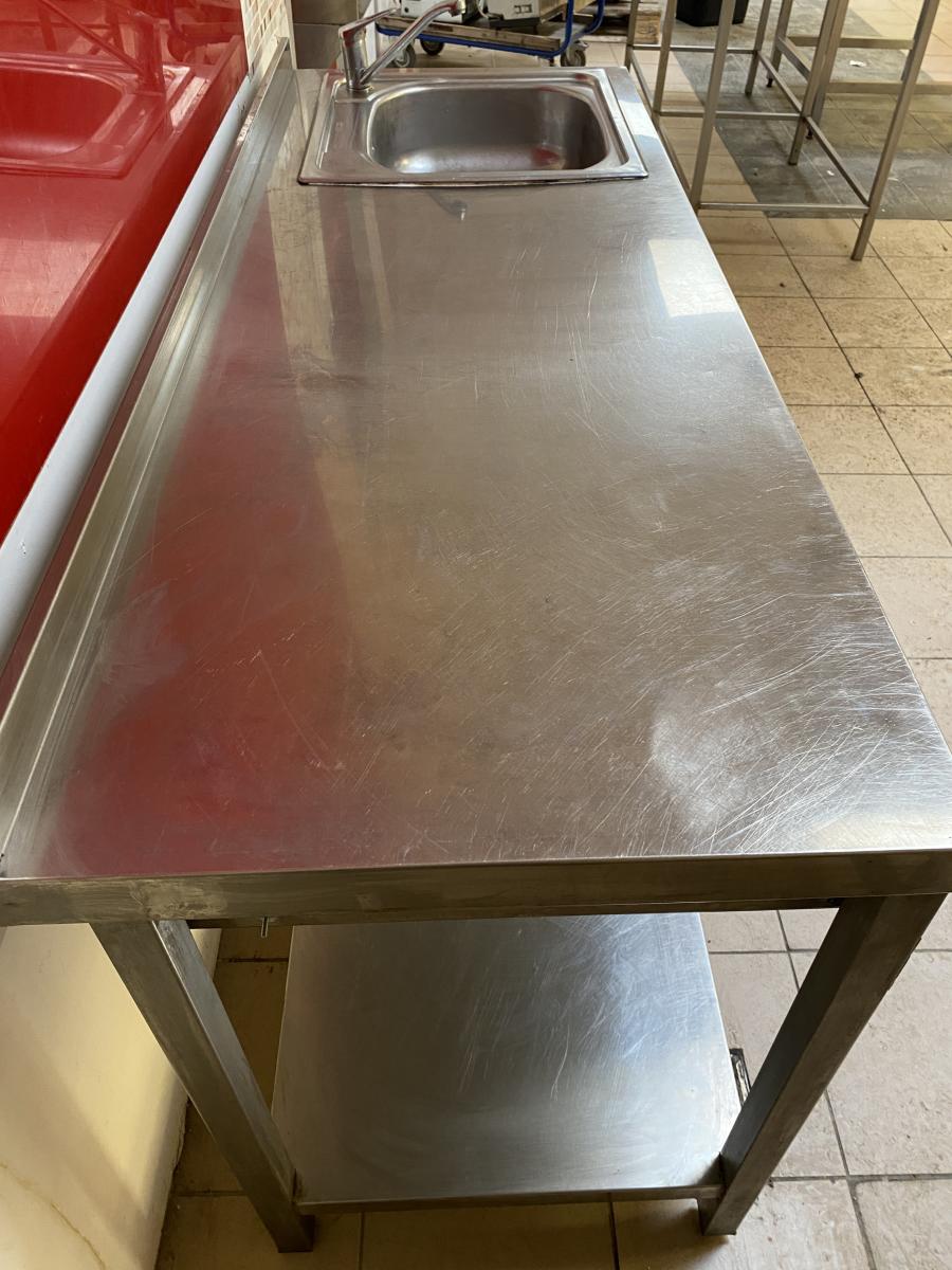 Rozsdamentes munkaasztal 160*60 – termékfotó alulnézet