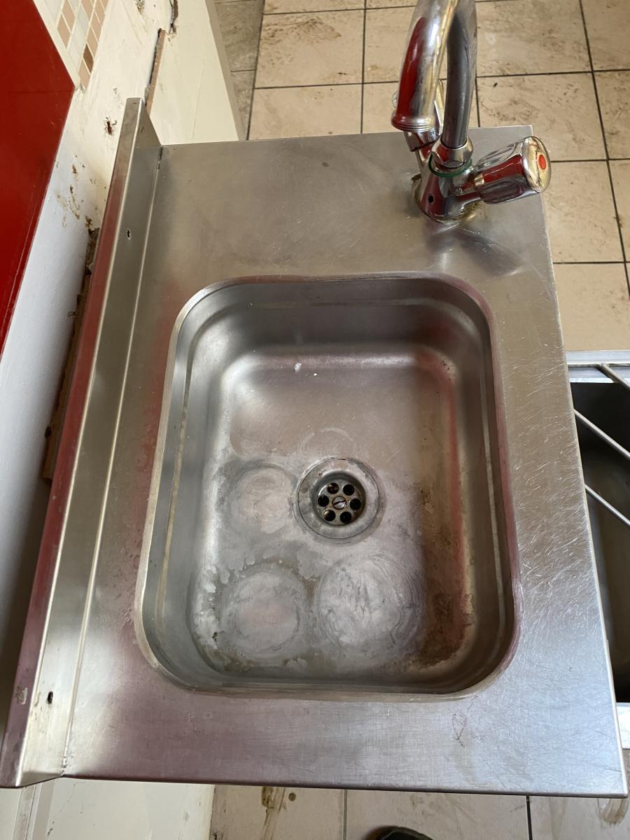 Rozsdamentes kombinált kiöntő – termékfotó hátulról