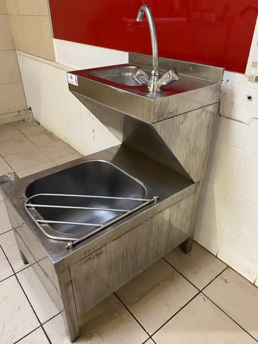 Rozsdamentes kombinált kiöntő – termékfotó bal oldalról