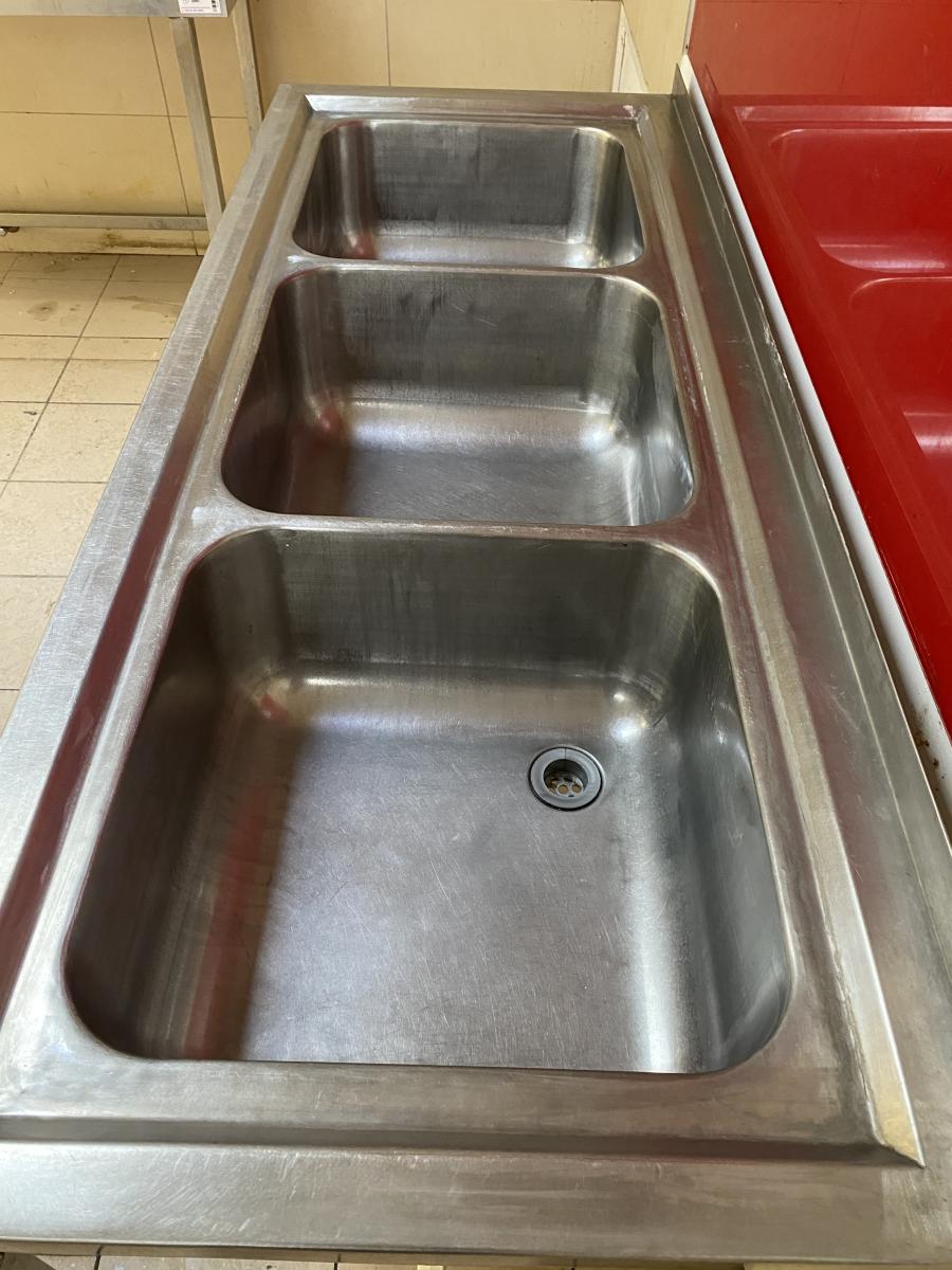 Rozsdamentes 3 medencés mosogató – termékfotó hátulról