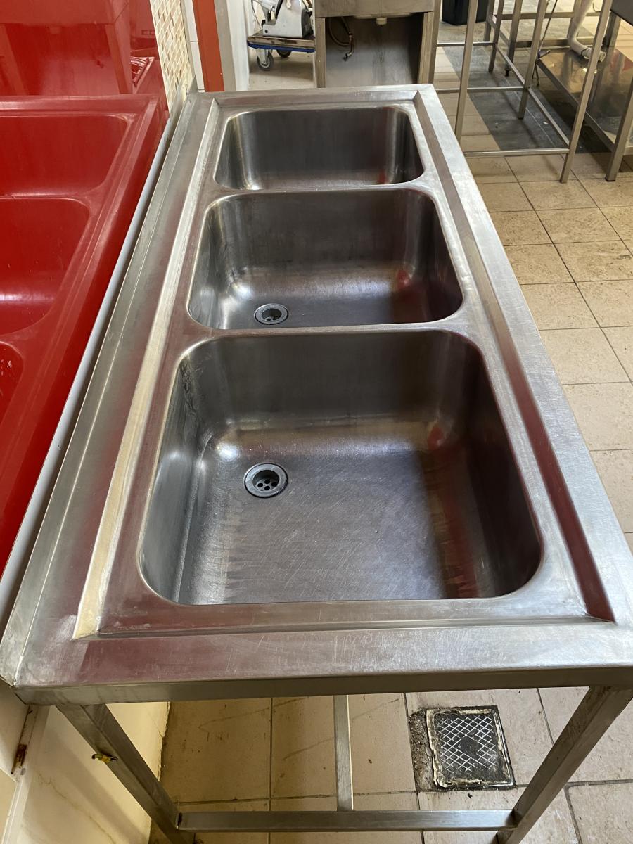 Rozsdamentes 3 medencés mosogató – termékfotó alulnézet