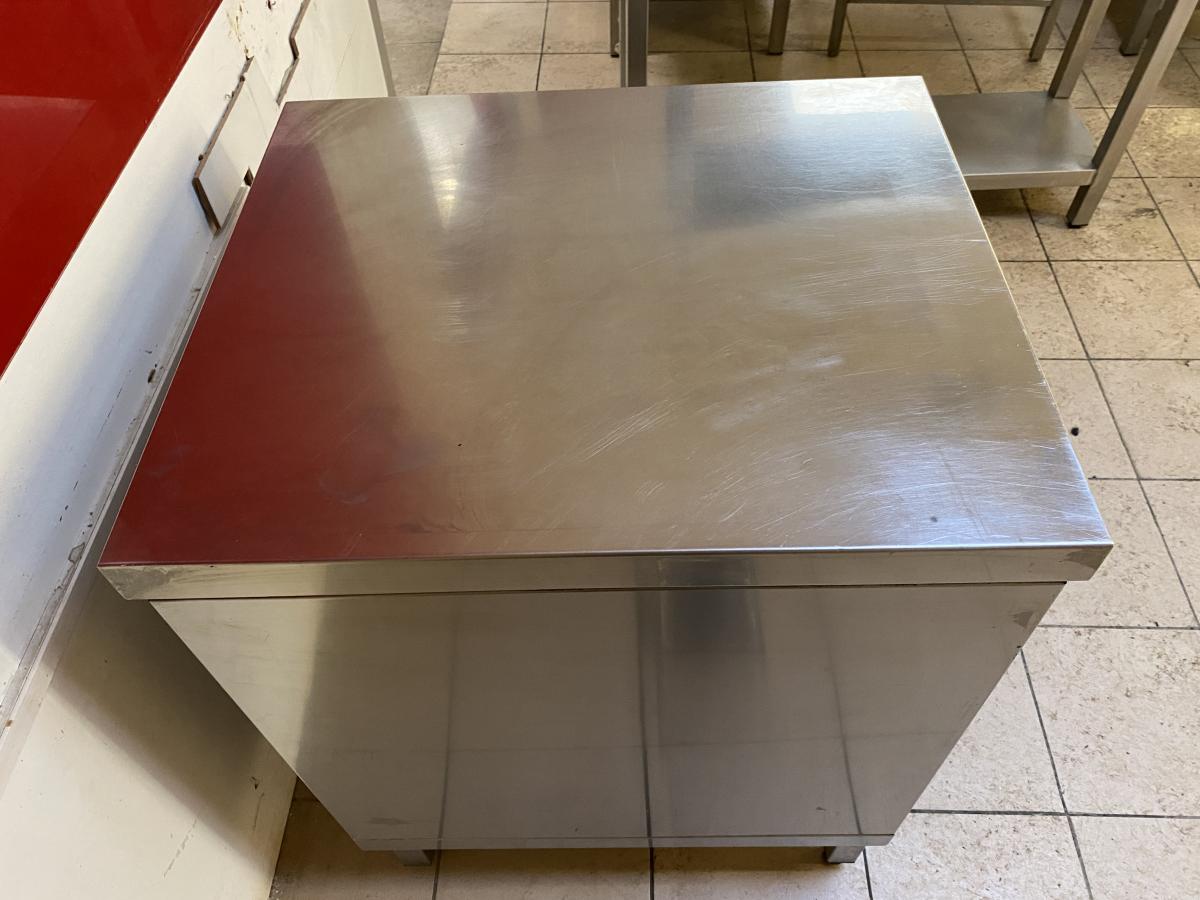 Rozsdamentes munkaasztal 60*70 – termékfotó alulnézet