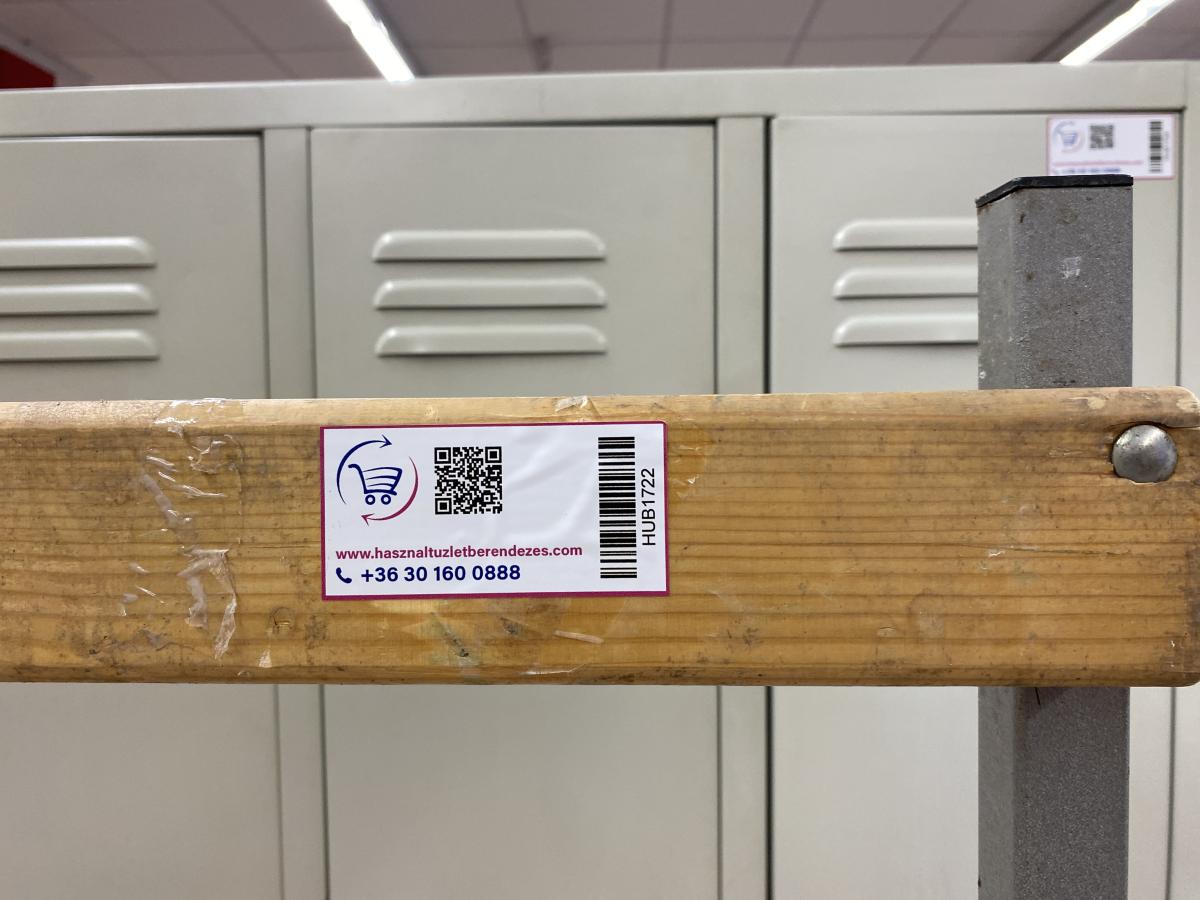 Öltözőpad háttámlás lakkozott – termékfotó jobb oldalról