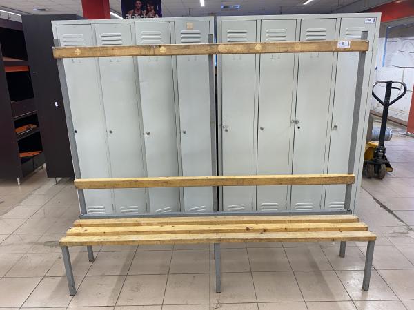 Öltözőpad háttámlás lakkozott