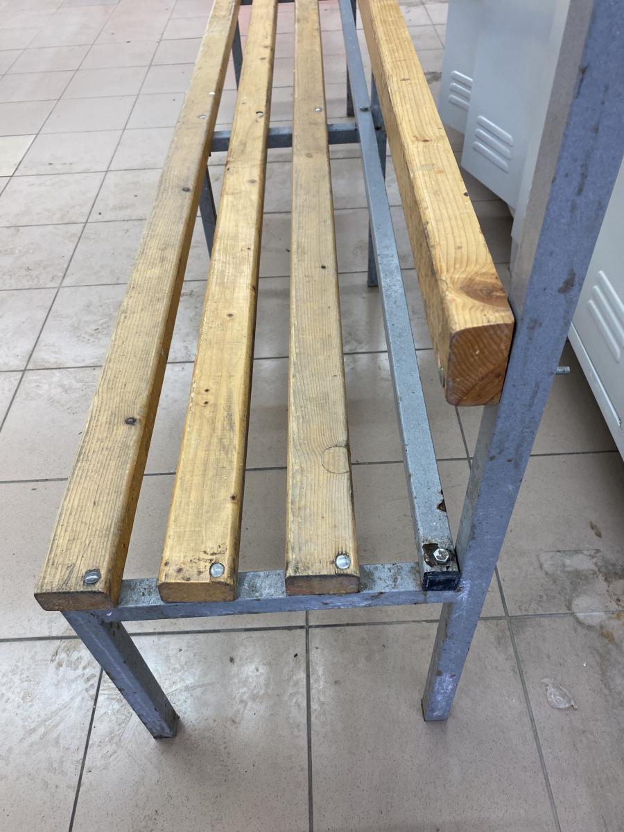 Öltözőpad háttámlás lakkozott – termékfotó hátulról