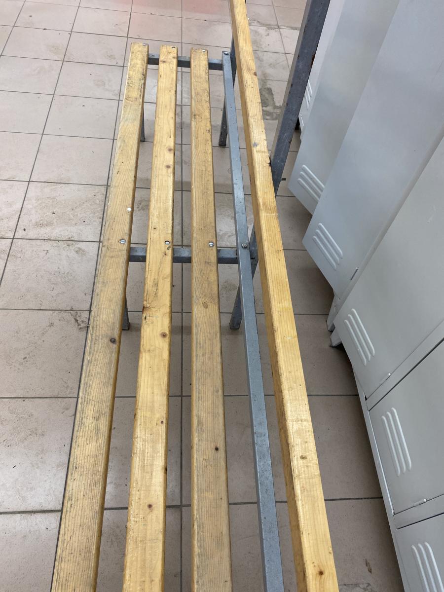 Öltözőpad háttámlás lakkozott – termékfotó bal oldalról