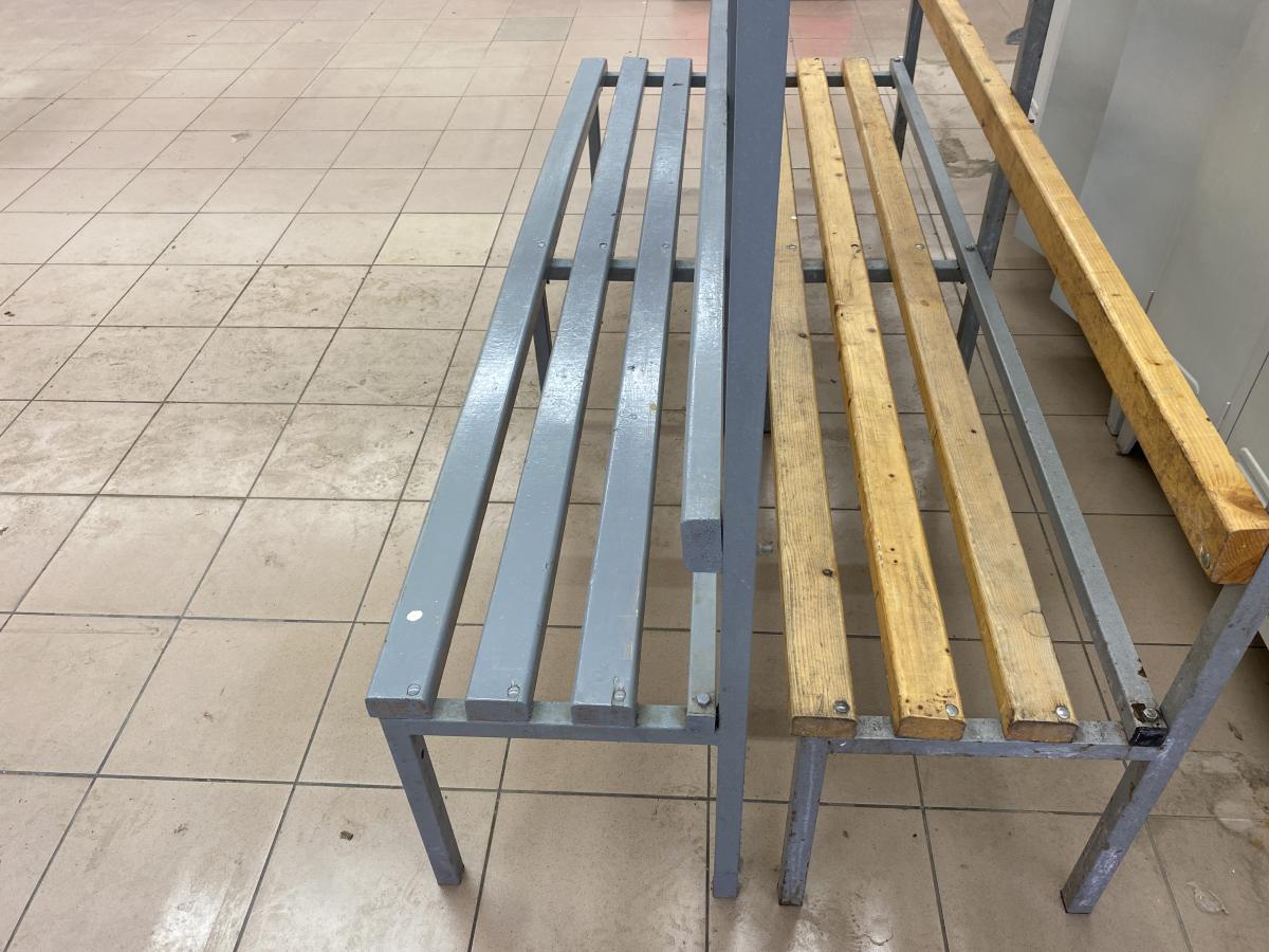 Öltözőpad háttámlás szürke – termékfotó jobb oldalról