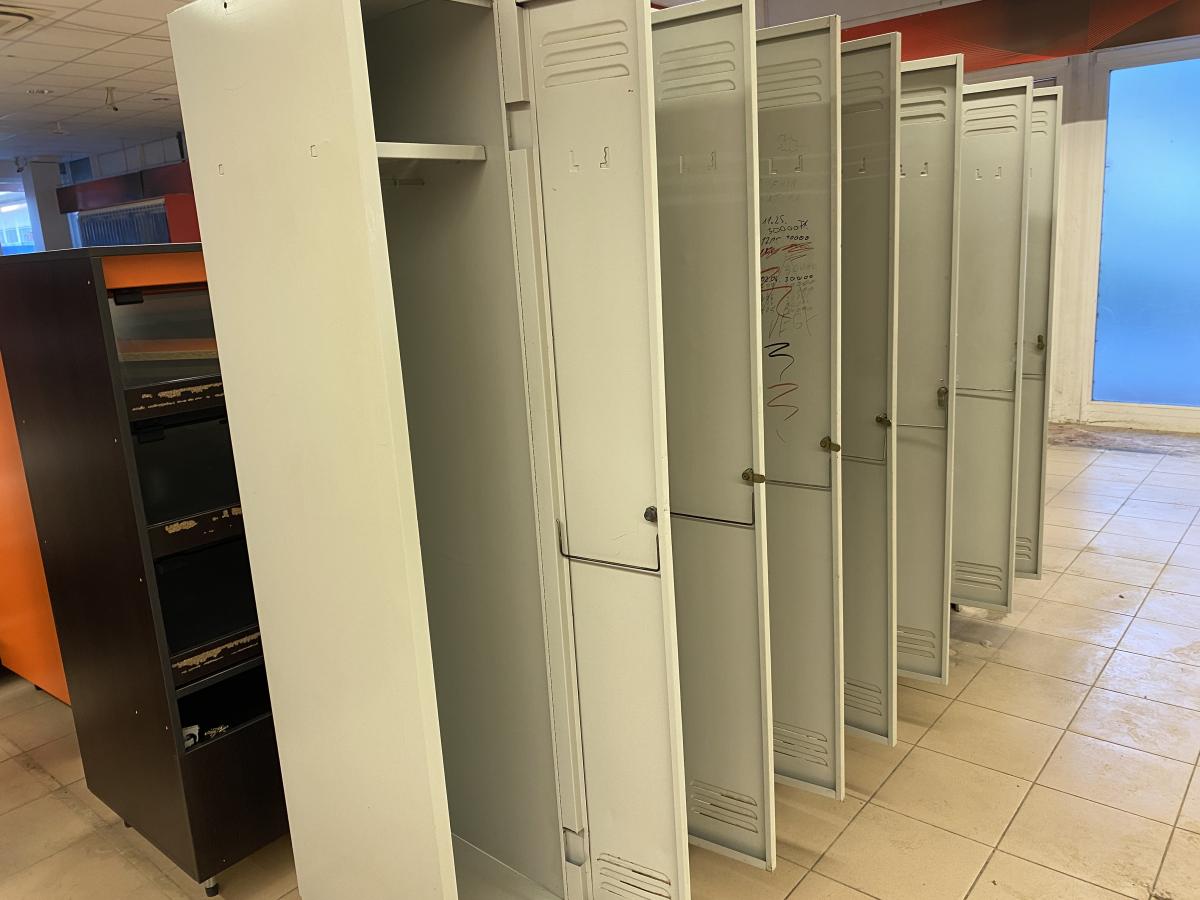 Öltözőszekrény, 4 ajtós MetaloBox – termékfotó hátulról