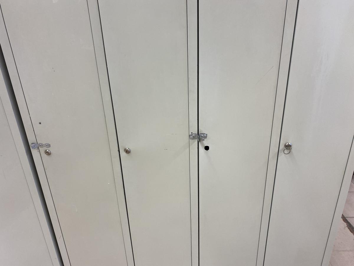 Öltözőszekrény, 4 ajtós MetaloBox – termékfotó bal oldalról