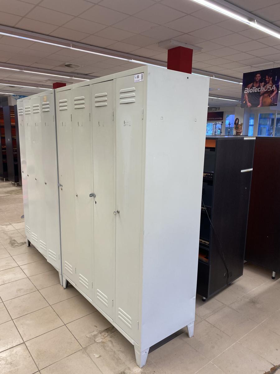 Öltözőszekrény, 4 ajtós MetaloBox – termékfotó alulnézet