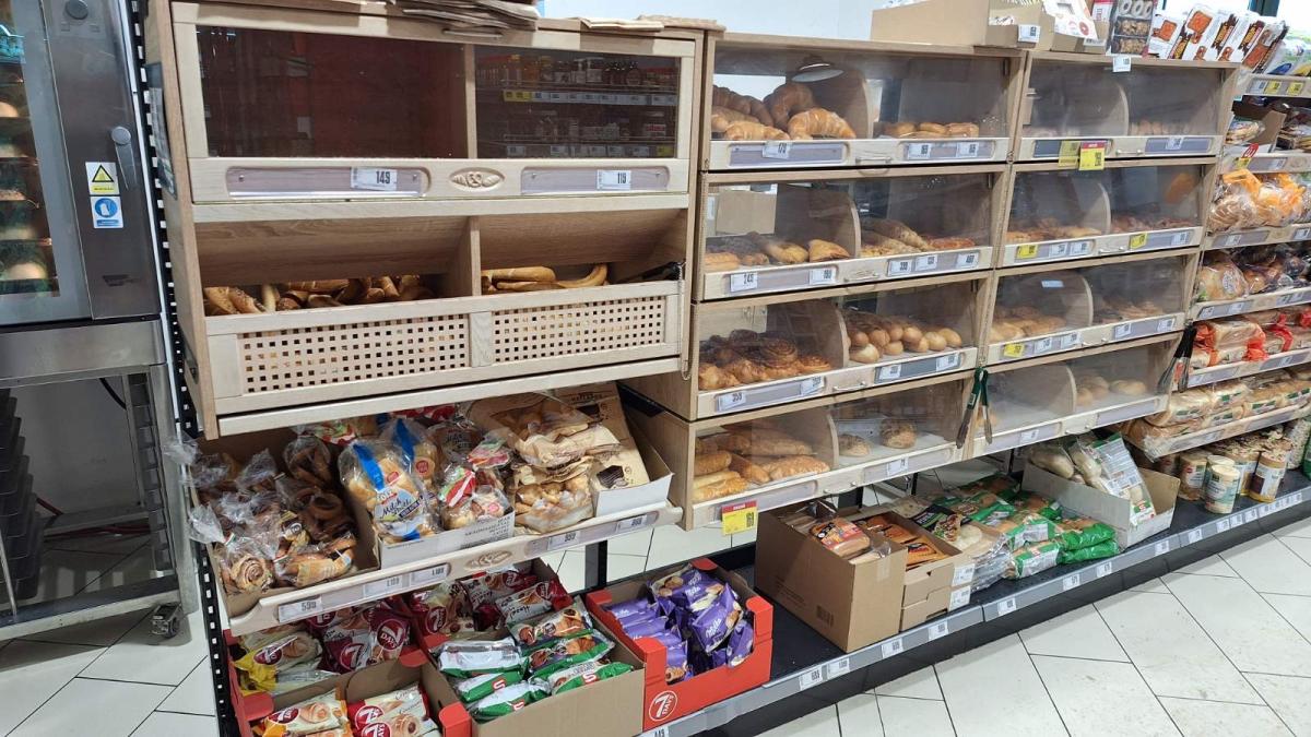 Finompékárus faliregál 3*100 – termékfotó jobb oldalról