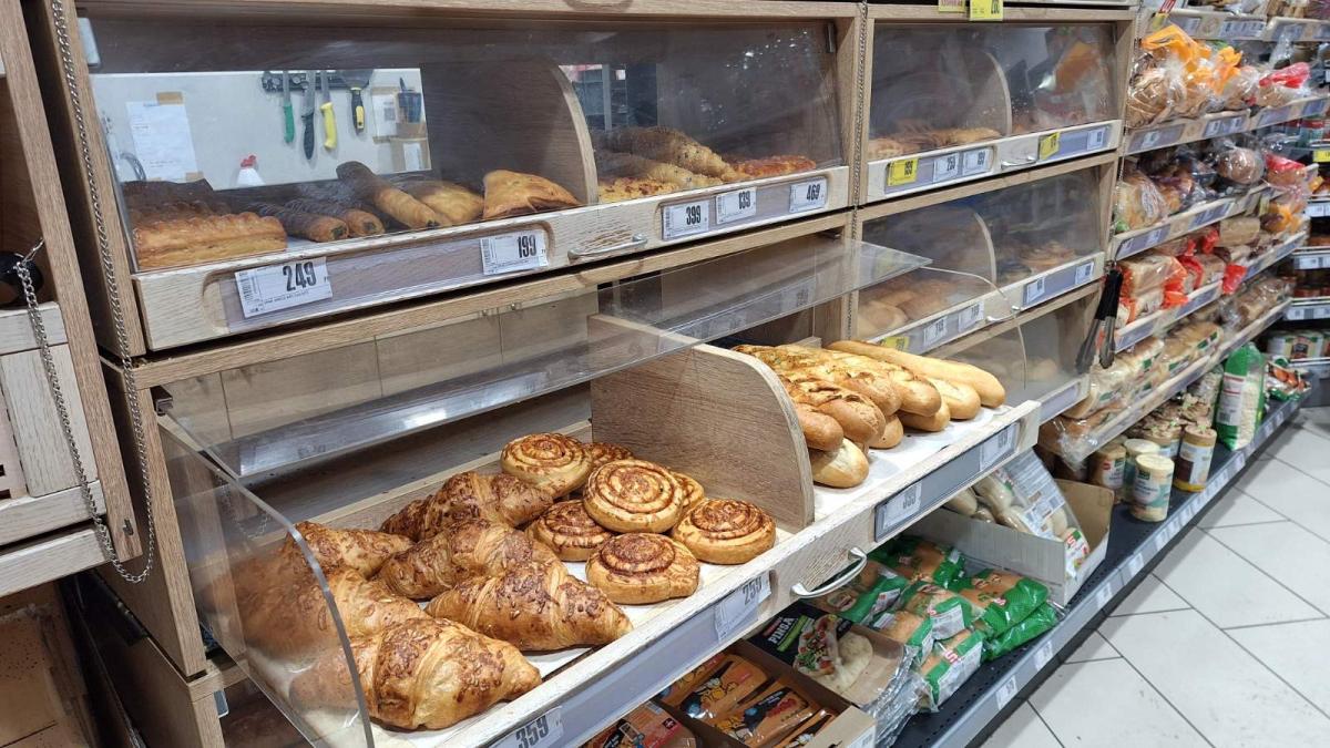 Finompékárus faliregál 3*100 – termékfotó hátulról