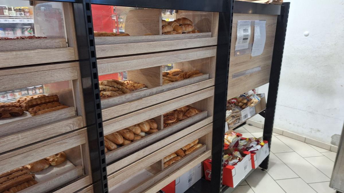 Finompékárus faliregál 3*100 – termékfotó bal oldalról