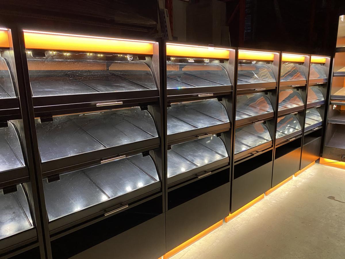 Önkiszolgáló kínáló, pékáru - finompékáru – termékfotó bal oldalról