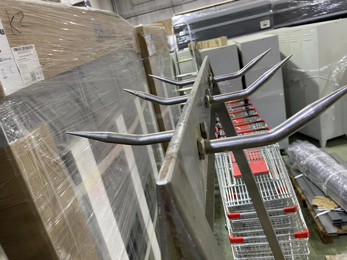 Rozsdamentes öntartó rénvas – termékfotó részlet