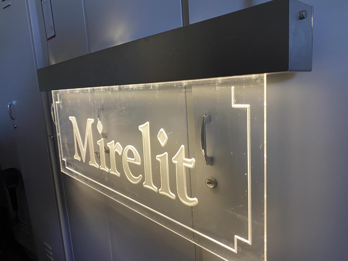 10 darab élvilágított infotábla – termékfotó jobb oldalról