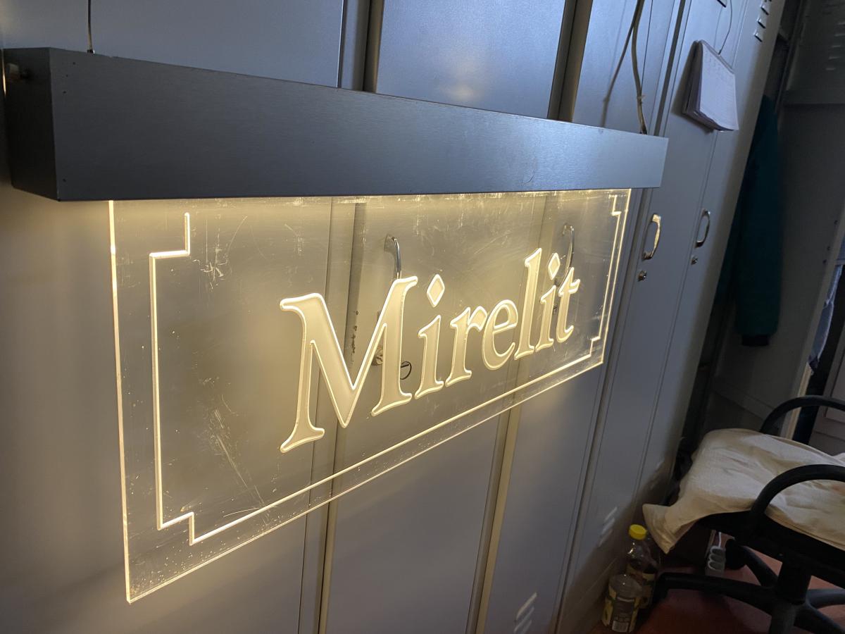 10 darab élvilágított infotábla – termékfotó hátulról