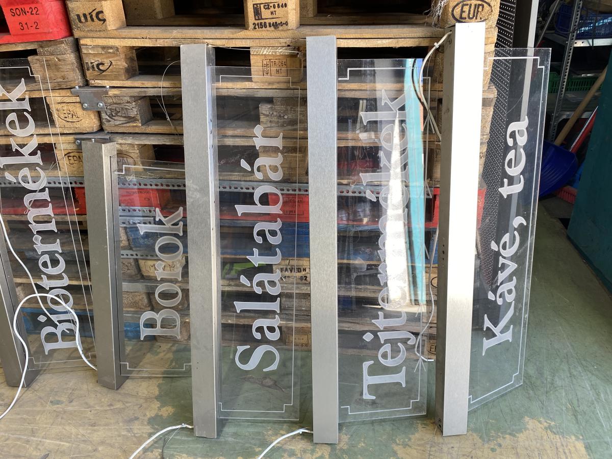 10 darab élvilágított infotábla – termékfotó bal oldalról