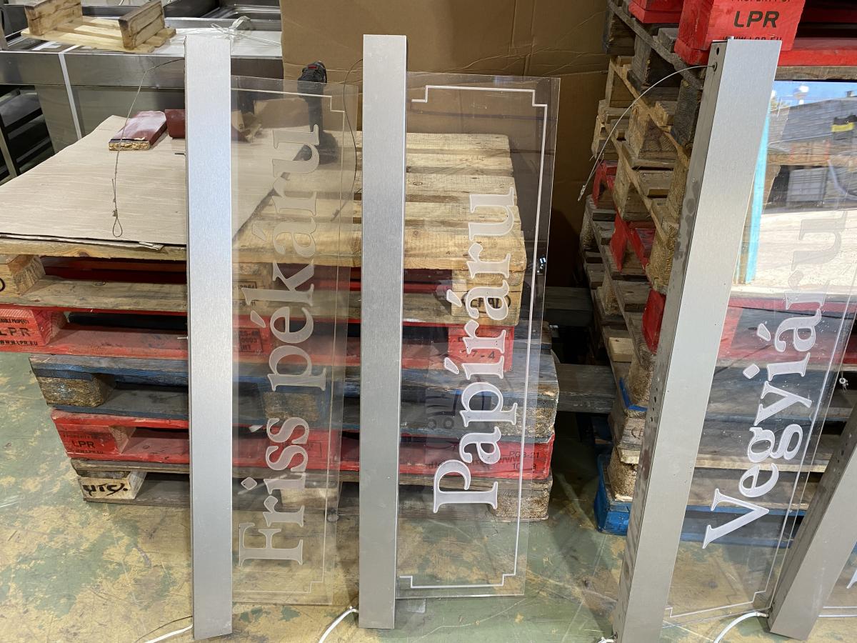 10 darab élvilágított infotábla – termékfotó alulnézet