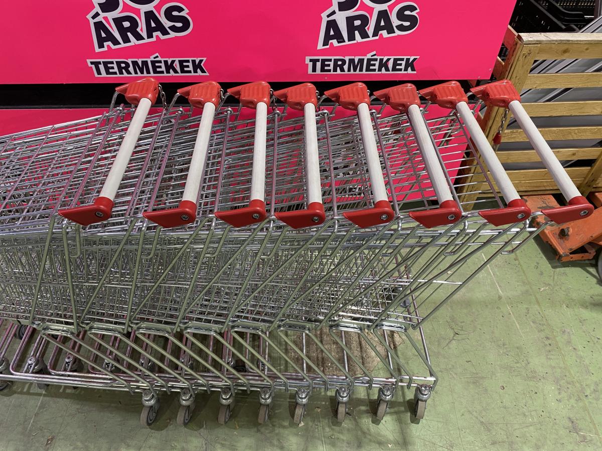 Wanzl D75RC bevásárlókocsi piros műanyagokkal – termékfotó hátulról