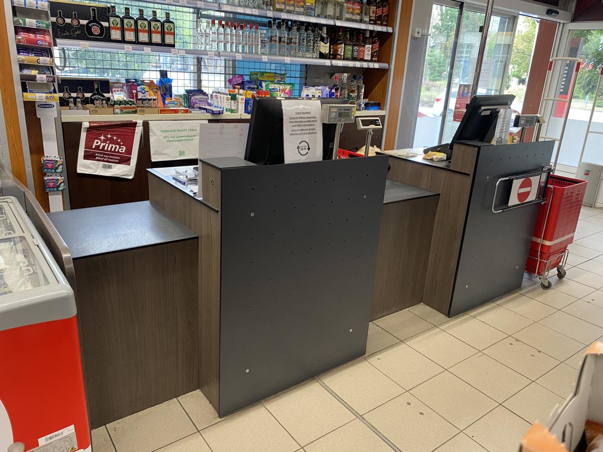 Dupla shopkassza háttérbútorral – termékfotó jobb oldalról