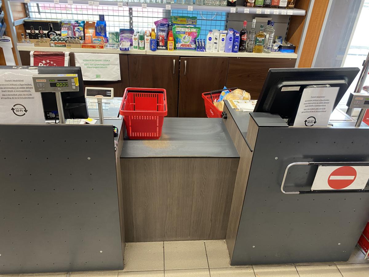 Dupla shopkassza háttérbútorral – termékfotó hátulról