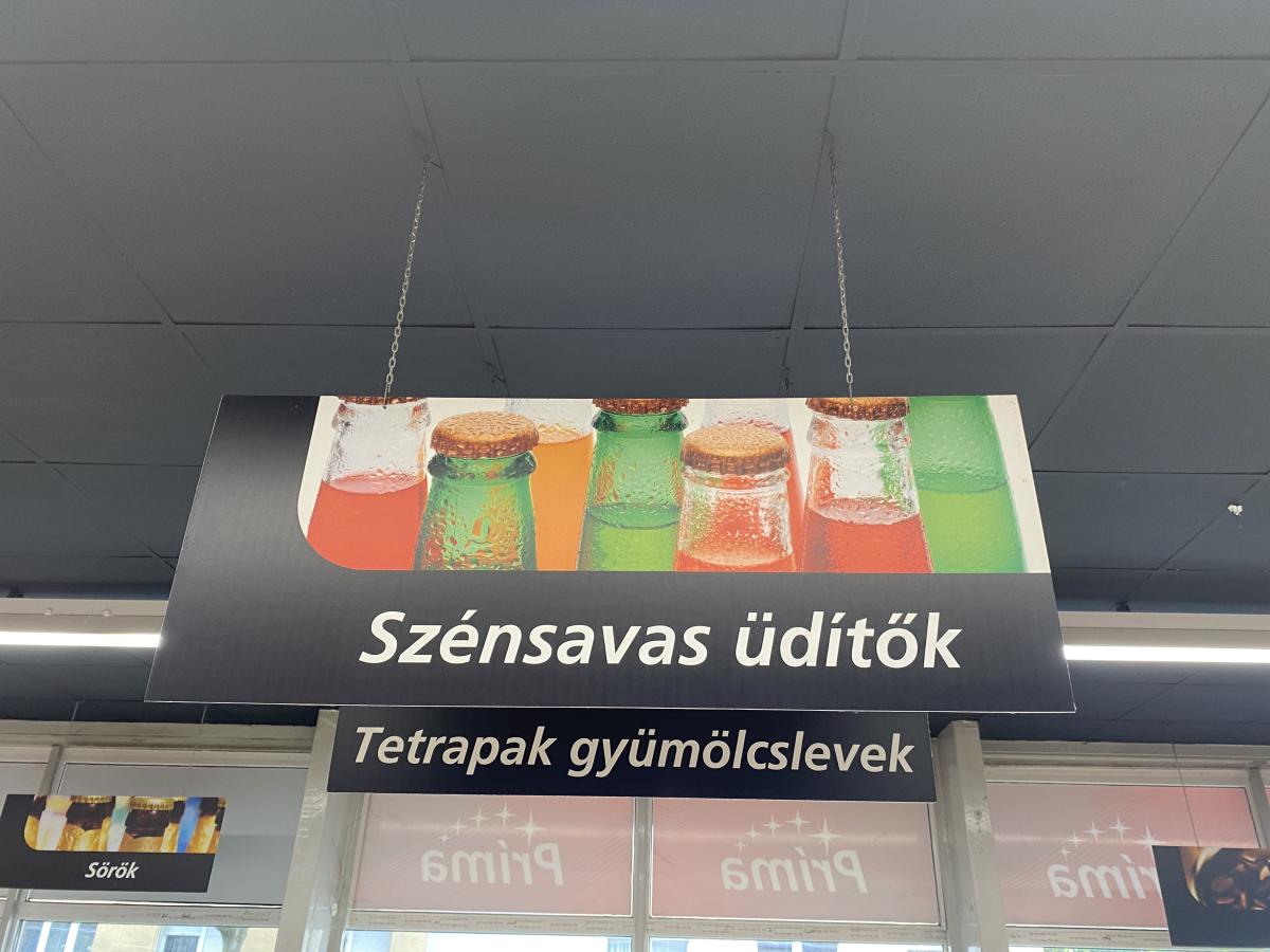 Függesztett reklámtábla, áruterületek – termékfotó alulnézet