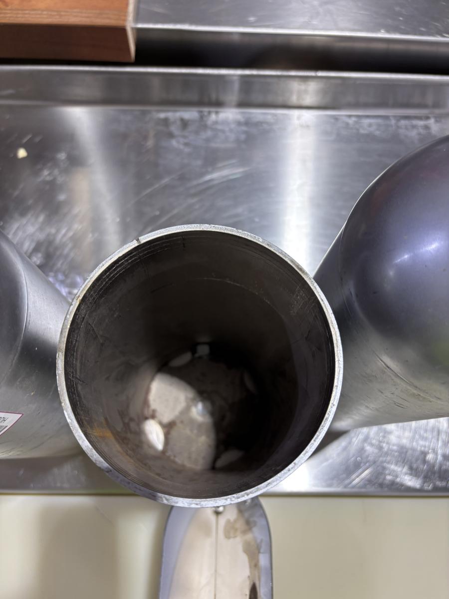 Rozsdamentes kocsiütköző Ø10,5 × 30 cm – termékfotó bal oldalról