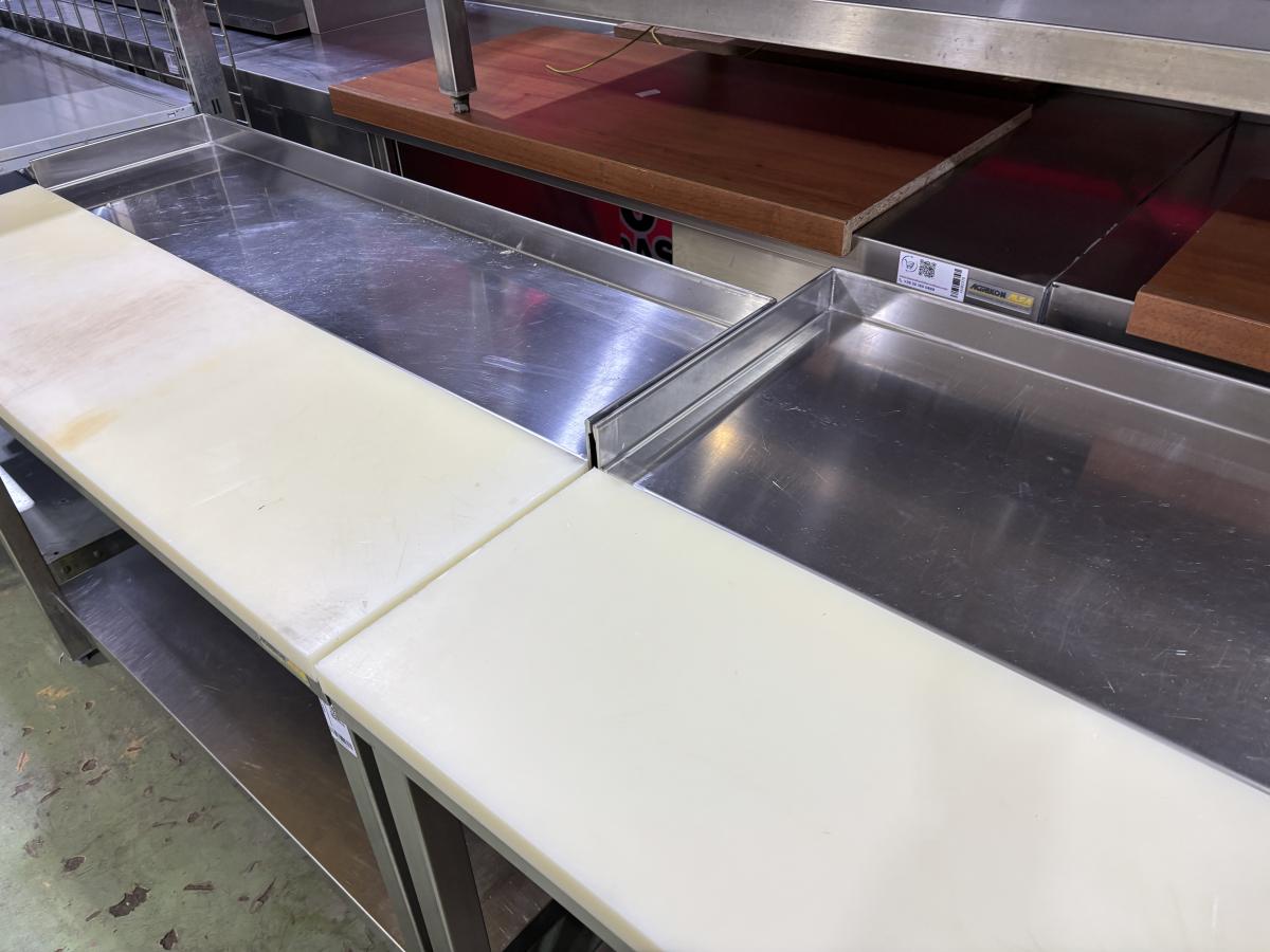Rozsdamentes húsbontó asztal 200×70×85 cm – termékfotó hátulról