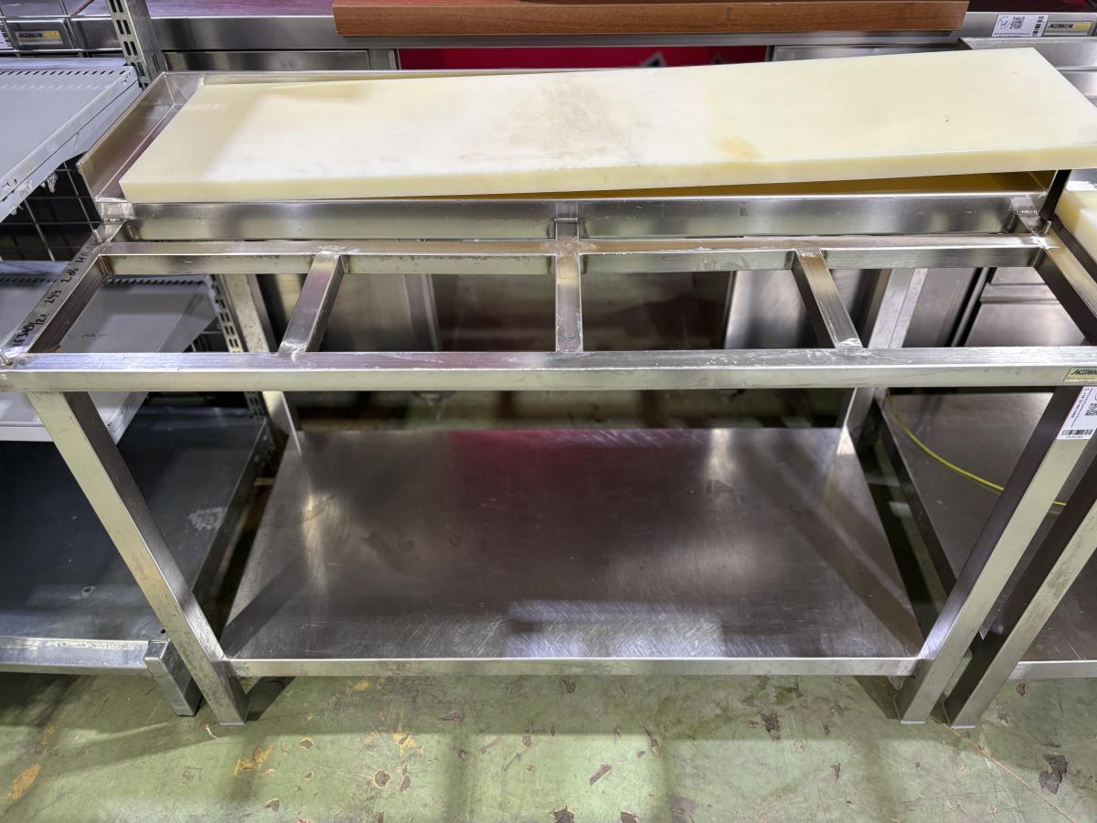 Rozsdamentes húsbontó asztal 120×60×85 cm – termékfotó jobb oldalról