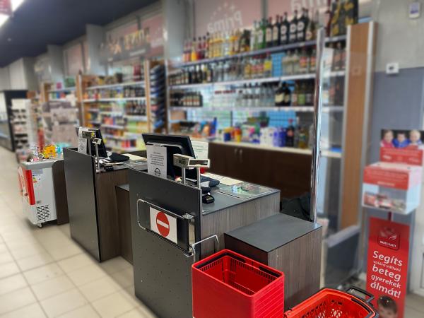 Dupla shopkassza háttérbútorral 