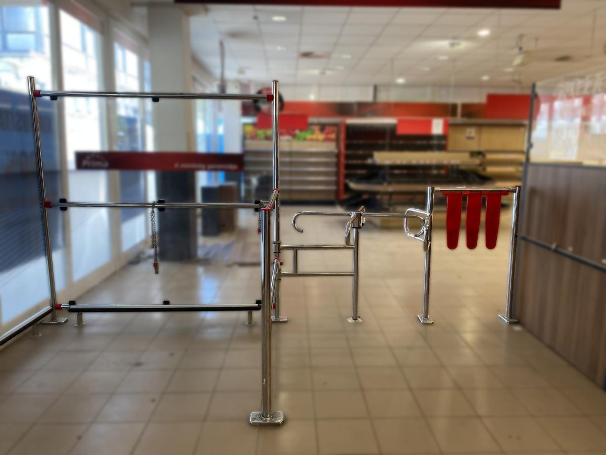 Vevőbeengedő plexifallal – termékfotó elölnézet