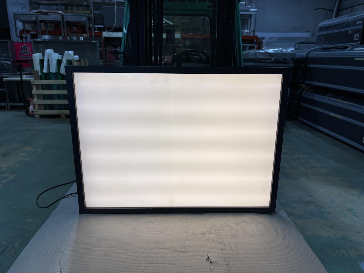 LED-es világító reklámtábla, fénydoboz – termékfotó elölnézet