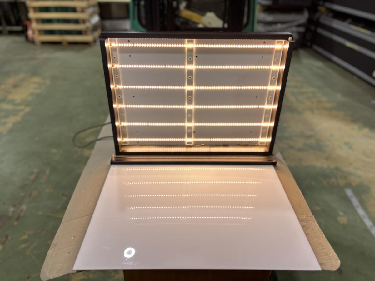 LED-es világító reklámtábla, fénydoboz – termékfotó jobb oldalról
