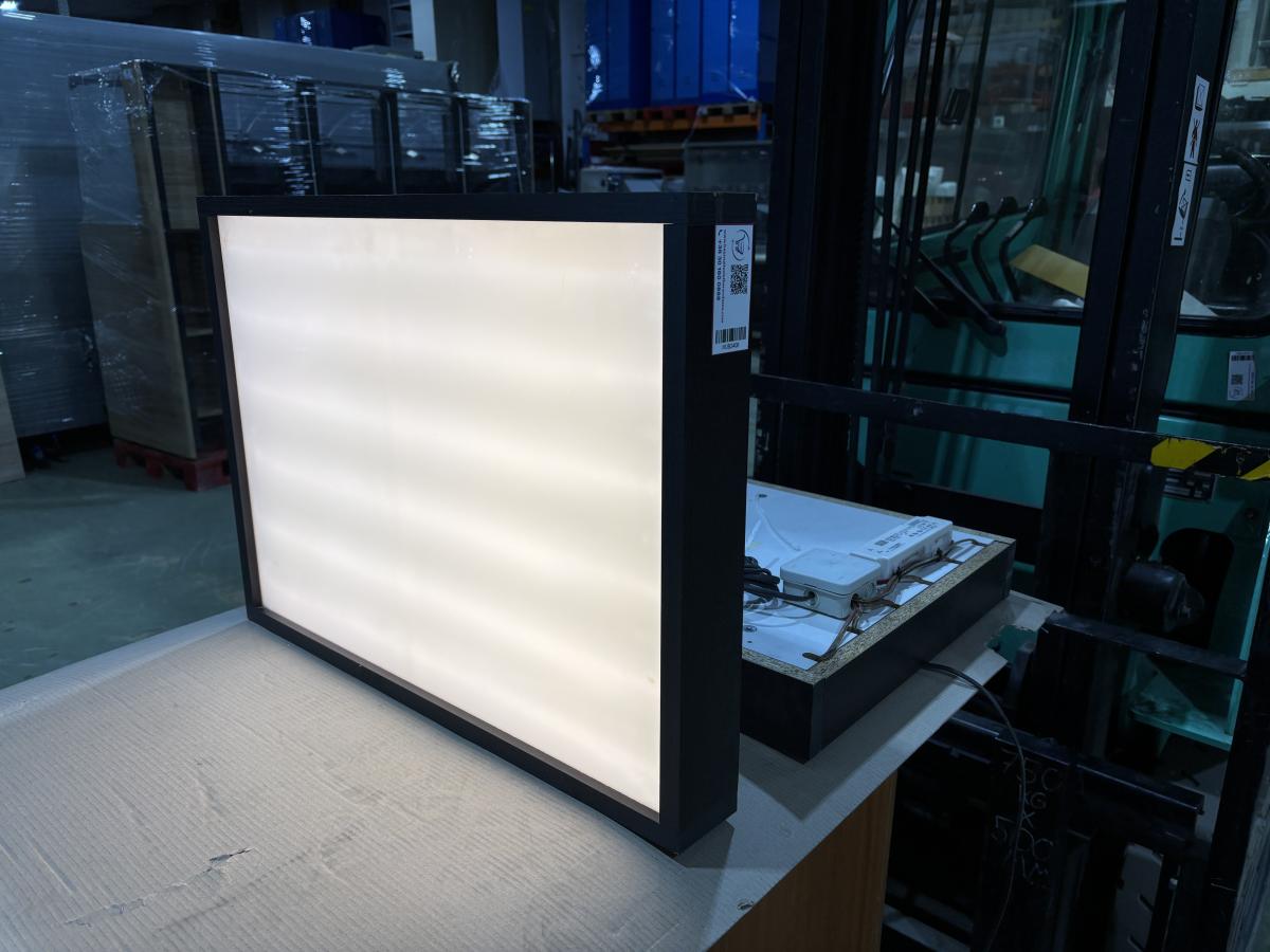 LED-es világító reklámtábla, fénydoboz – termékfotó hátulról