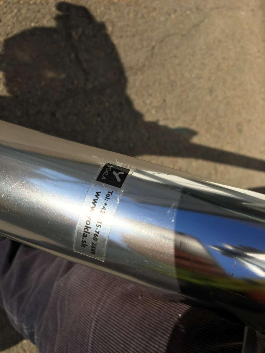 Új asztallap és központi láb – termékfotó bal oldalról