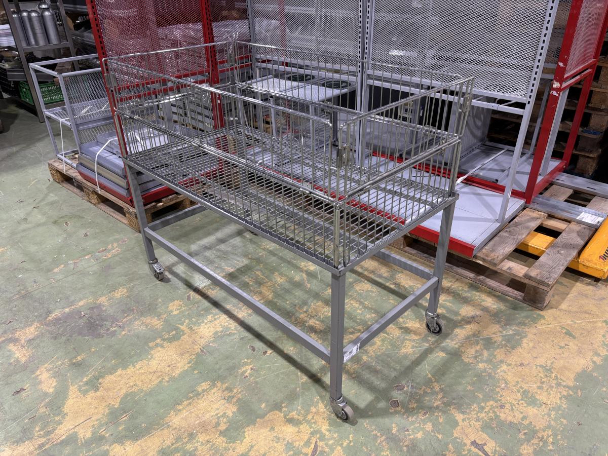 Használt gurulós akciós kosár, megemelhető és ledönthető oldalrácsokkal 130×70×86 cm – termékfotó jobb oldalról