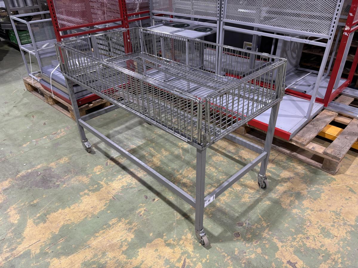 Használt gurulós akciós kosár, megemelhető és ledönthető oldalrácsokkal 130×70×86 cm – termékfotó hátulról