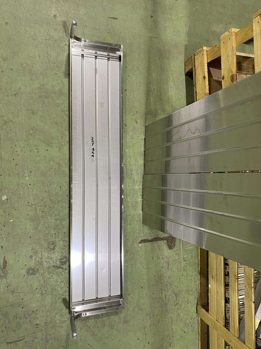 Rozsdamentes falipolc konzollal 150×30 cm – termékfotó jobb oldalról