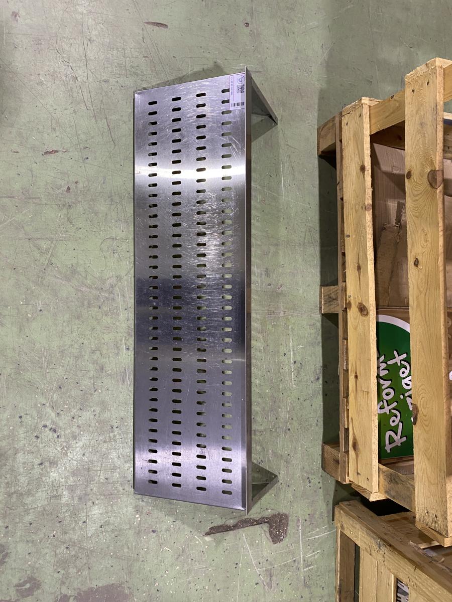 Rozsdamentes perforált falipolc 100×30 cm – termékfotó jobb oldalról