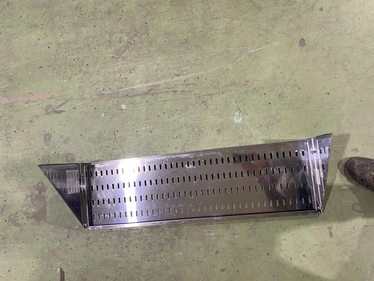 Rozsdamentes perforált falipolc 100×30 cm – termékfotó bal oldalról
