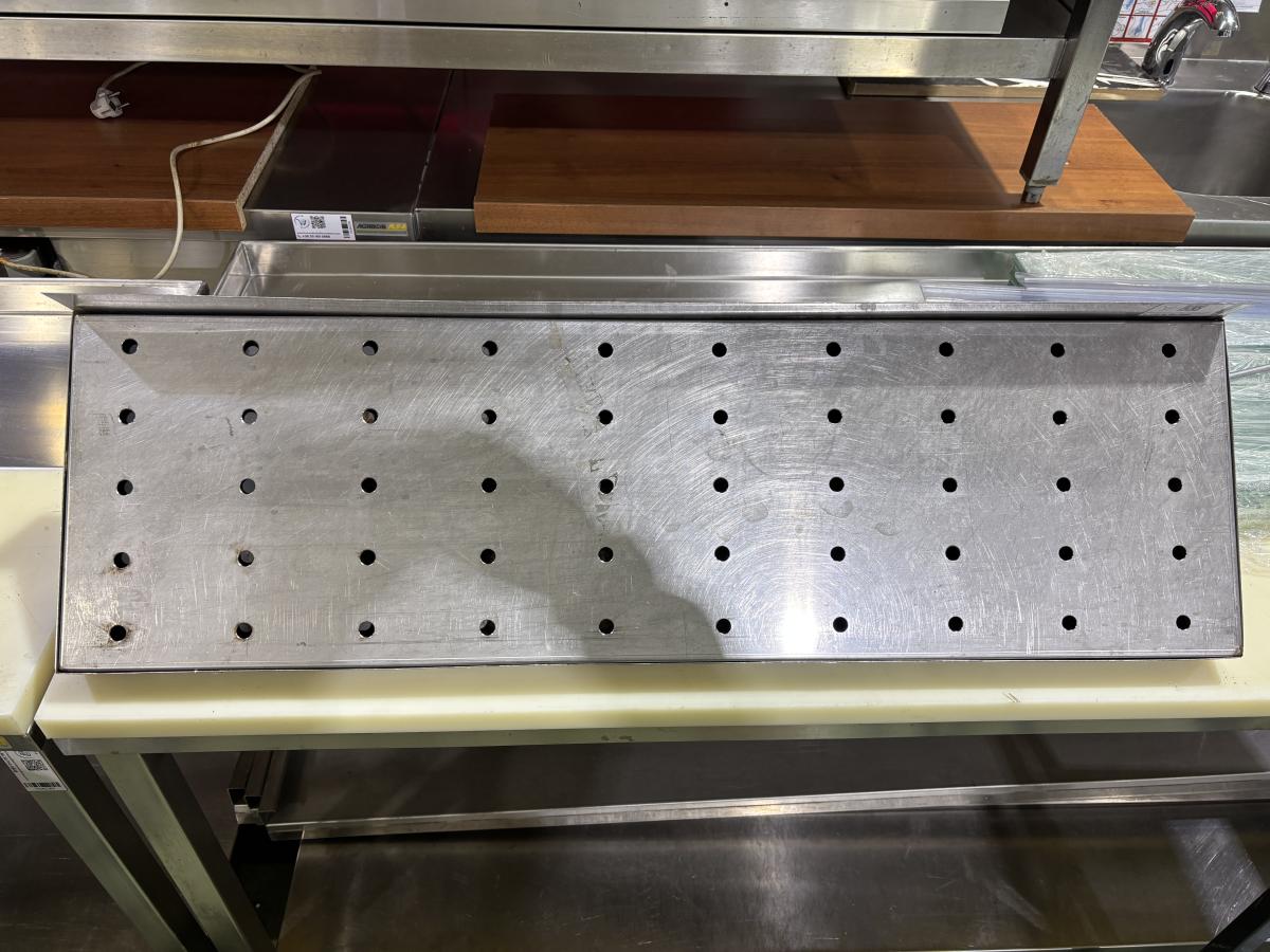 Rozsdamentes perforált falipolc cseppgyűjtő tálcával 100×30 cm – termékfotó elölnézet
