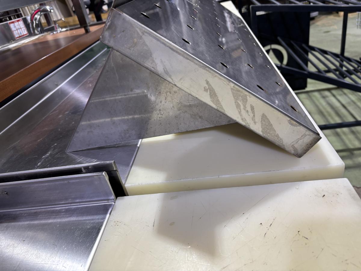 Rozsdamentes perforált falipolc cseppgyűjtő tálcával 100×30 cm – termékfotó jobb oldalról